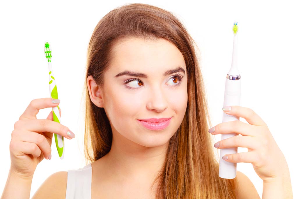 Anche i dentisti si dividono in due schieramenti sulla scelta dello spazzolino da usare quotidianamente: meglio lo spazzolino elettrico o manuale? meglio lo spazzolino elettrico o manuale